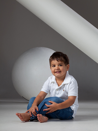 120_white_ball_and_Pillars_on_Gray_Cyc_Wall